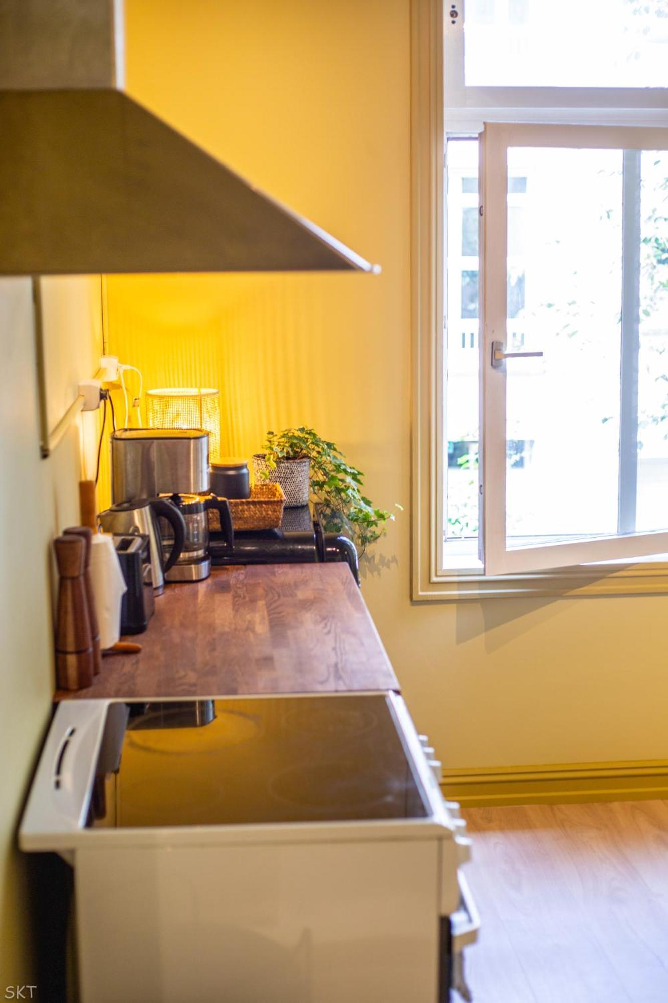 Charming 1800s W Fireplace And Free Parking